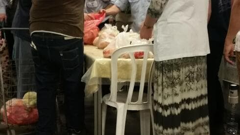נזקקים נוטלים סלי מזון