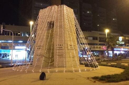 המצבה בבת ים. תהיה חלק מהלוגו החדש? ( צילום ארכיון: עיריית בת ים) המצבה בבת ים. תהיה חלק מהלוגו החדש?