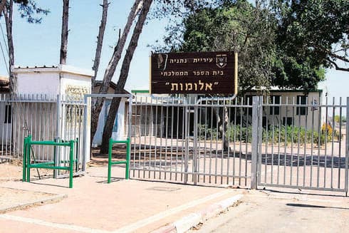 עימות בין המורה ואחותה לבין ההורים. בית ספר "אלומות" (צילום: נמרוד גליקמן)