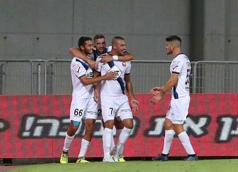 חוגג עם החברים ברעננה (צילום ראובן שוורץ) חוגג עם החברים ברעננה