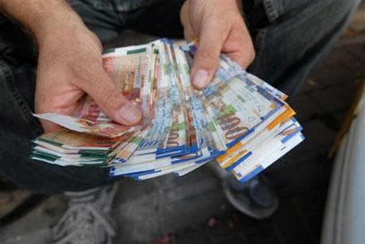 במשך שנים שילמה האם את חובותיו של הבן