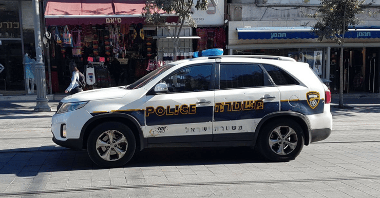 ניידת משטרה על פסי הרכבת