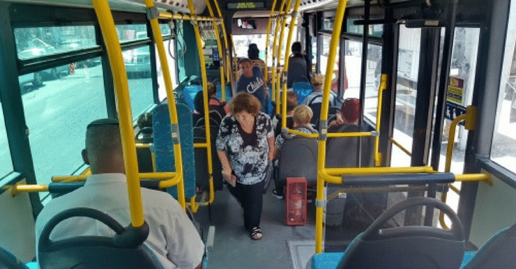 ניצל את היותם לבד