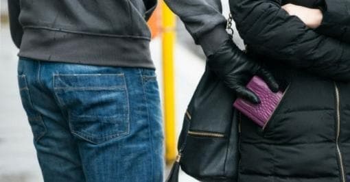 נעצר לאחר שניסה לקחת טלפון מאישה בתחנת אוטובוס בחולון