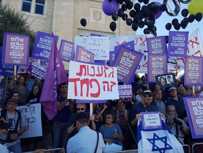 "השתקה מסוכנת". צעדת שלום שקיימה תנועת "עומדים יחד"