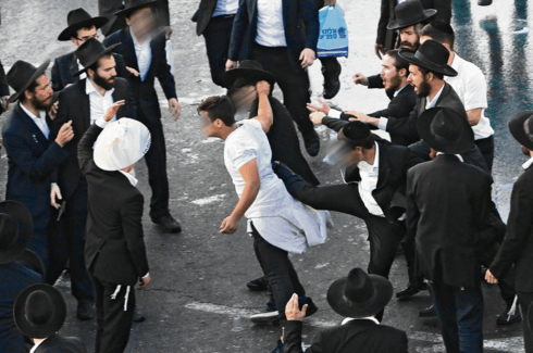 הפגנה נגד הגיוס בכניסה לעיר. צילום: אלכס קולומויסקי
