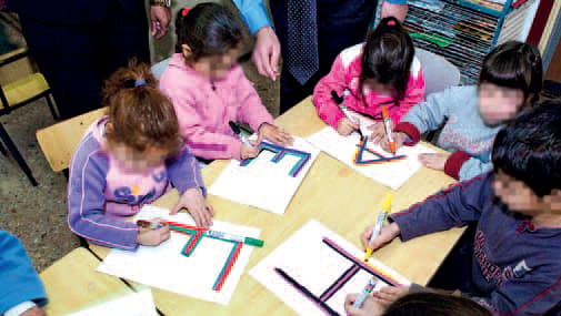 מלמדות את הילדים אנגלית וחונכות אותם מלמדות את הילדים אנגלית וחונכות אותם