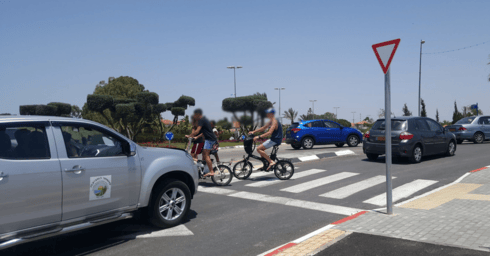 בני הנוער רוכבים על אופניים חשמליים ללא קסדה