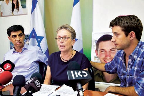 הוריו ואחיו של גולדין (צילום: מוטי קמחי) הוריו ואחיו של גולדין