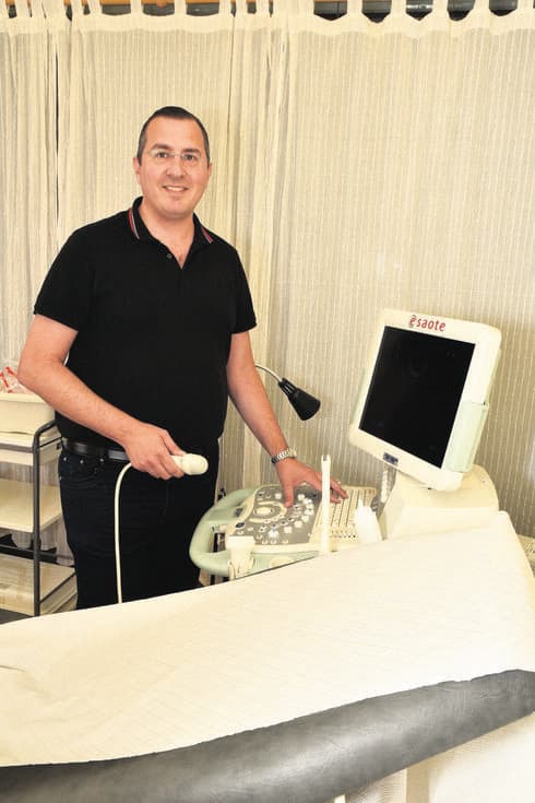 "גם אבא שלי רופא ושמע את אותן בדיחות". ד"ר גיא רופא| צילום: נחום סגל