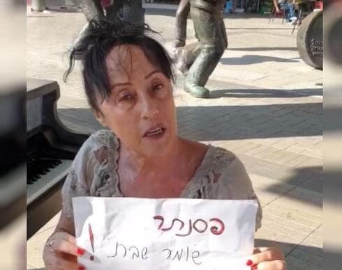 ציפי קפל ליד הפסנתר בשבת | צילום עצמי