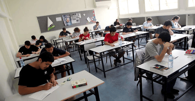 תלמידים נבחנים בבגרות