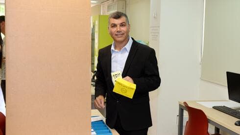 בכר מאחורי הפרגוד בבחירות הקודמות, מה יהיה הפעם? (צילום: קובי קואנקס) בכר מאחורי הפרגוד בבחירות הקודמות, מה יהיה הפעם?