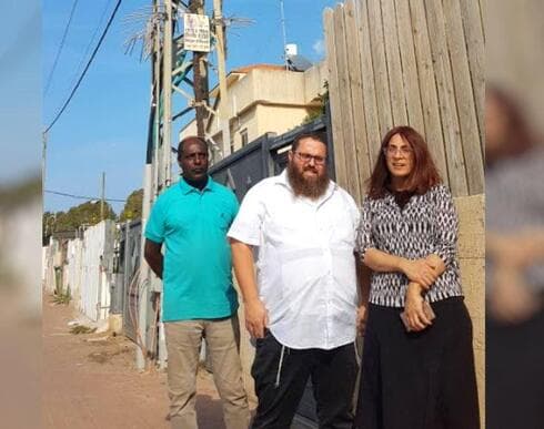השכנים, לצד העמוד, כבר אובדי עצות | צילום: איתמר רותם