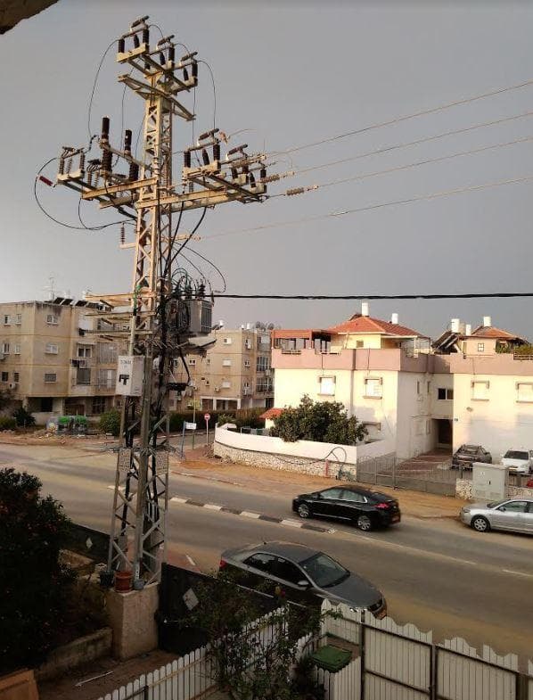 עמוד החשמל האימתני. מטר מהתושבים | צילום: איתמר רותם