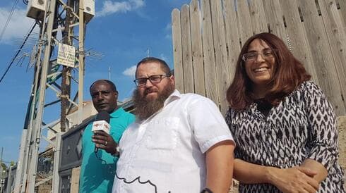 השכנים, לצד העמוד, כבר אובדי עצות | צילום: איתמר רותם