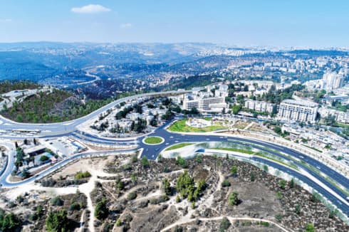 צומת אורה המחודש, כולל היציאה מאחת המנהרות מימין למטה.