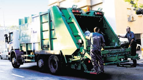 משאית זבל בחולון. בקרוב יהיו "מיני משאיות"