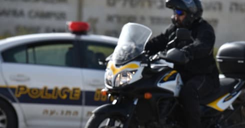 שוטרים עצרו את החשוד לבדיקה, והוא ניסה להתחזות לאחר