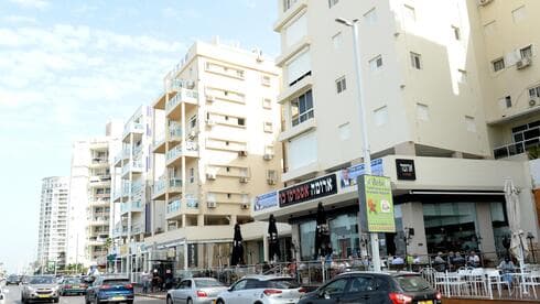 מסעדות כשרות לפסח בבת ים. ארומה בטיילת (צילום: קובי קואנקס) מסעדות כשרות לפסח בבת ים. ארומה בטיילת