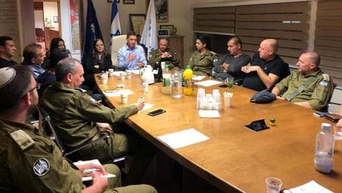 דנילוביץ' ונציגי פיקוד העורף. הוחלט שלא לקיים לימודים. מתוך ארכיון