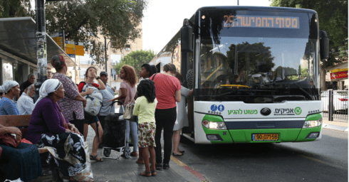 אוטובוס בפתח תקוה. צילום ארכיון: ריאן