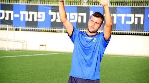 התחברתי להפועל פ"ת. עמית מזרחי מודה לאוהדי הקבוצה באחד האימונים (צילום: סער כרמלי, הפועל פ"ת) התחברתי להפועל פ"ת. עמית מזרחי מודה לאוהדי הקבוצה באחד האימונים