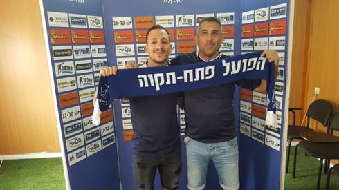 עוז פרץ עם המנהל המקצועי ניב טל במועד החתימה בהפועל