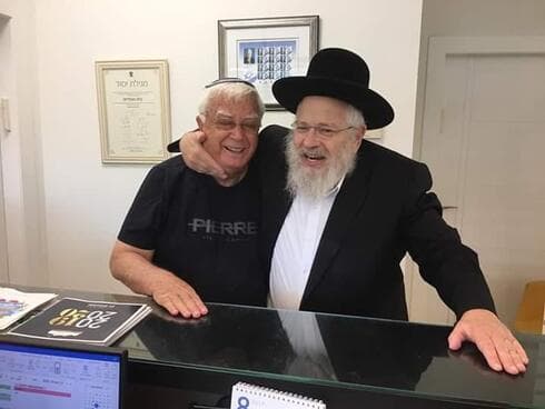 הרב דרוקמן (מימין) וראש העיר לשעבר, צורי