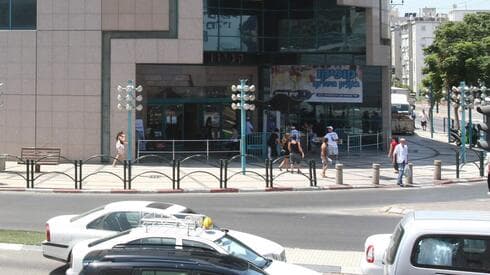 עמוס בכל שעות היום. הפקק ליד קניון השרון (צילום: נמרוד גליקמן) עמוס בכל שעות היום. הפקק ליד קניון השרון