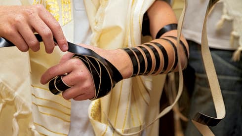 "אמרתי שאני לא מסתובב עם הטלית בחוץ, אבל זה לא עזר"