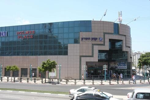 קניון השרון בנתניה. חלק מהחנויות פתוחות