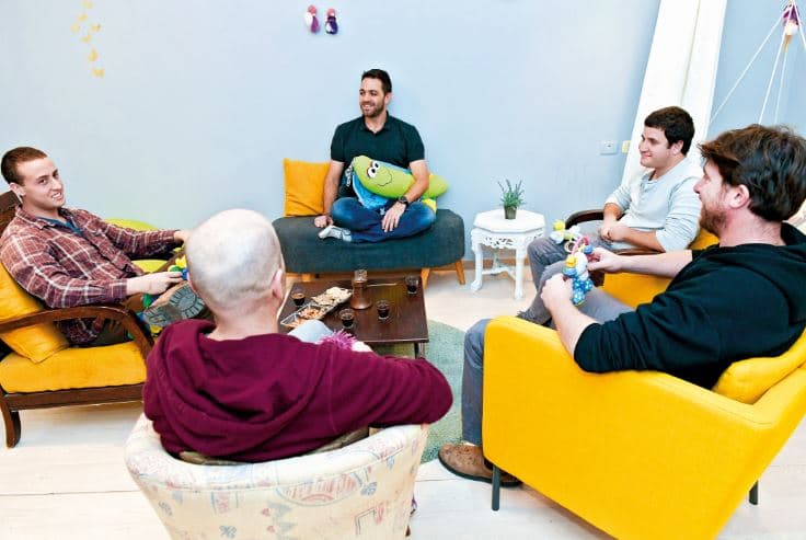 "מאוד חשוב להתחבר לרגשות שלך". תמיר (במרכז) (צילום: חורחה נובומינסקי) "מאוד חשוב להתחבר לרגשות שלך". תמיר (במרכז)