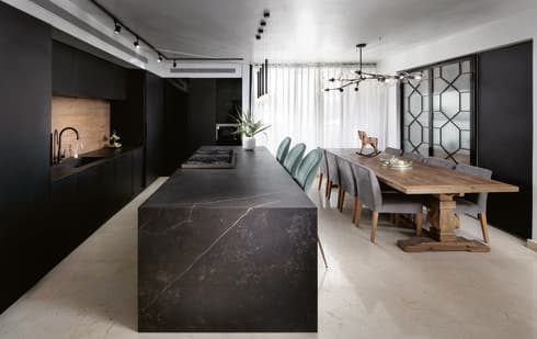 קוסנטינו. משטח DEKTON דגם קליה במטבח שעיצבה מעצבת הפנים אילת שבו בביצוע שיש כרמל