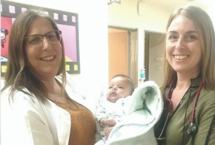 ד"ר דנינו וד"ר נוימן עם התינוקת שניצלה