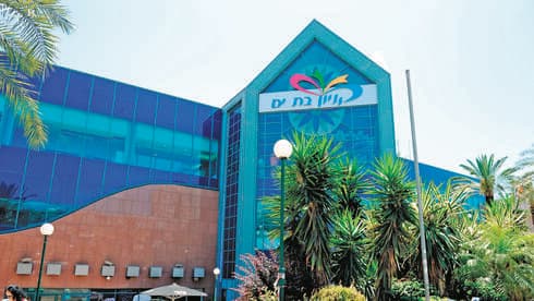 קניון בת ים. בקרוב החנייה תהיה בתשלום