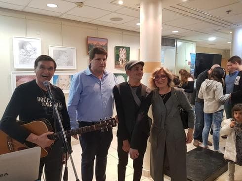 ראש עיריית פתח תקוה עם ניר שלו ואמו רעיה