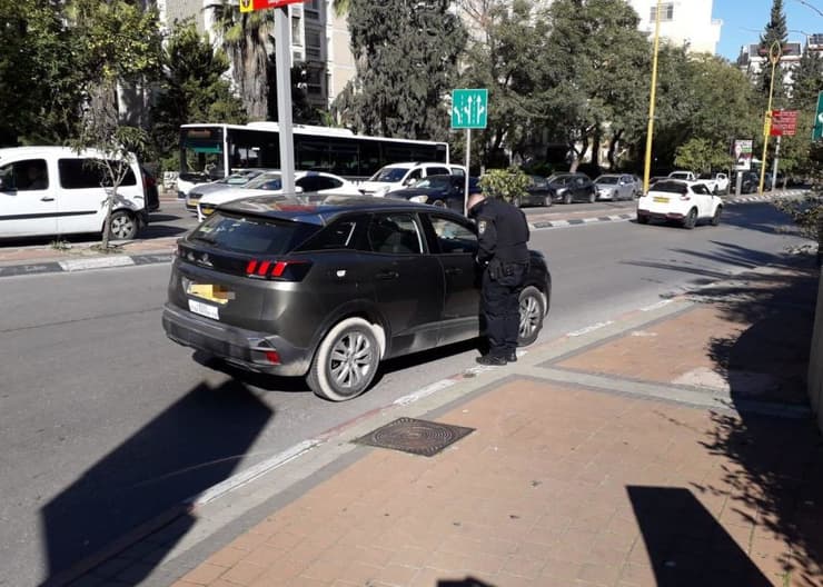 רכב בחולון שצפר ללא צורך וחטף