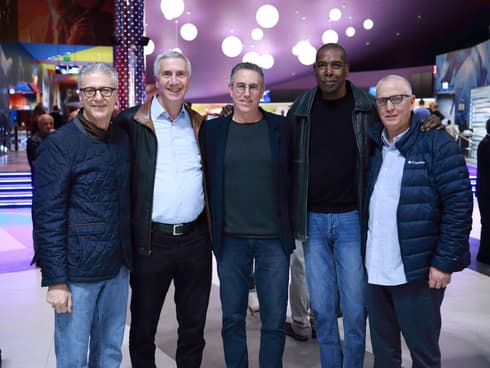 מוטי ארואסטי, אולסי פרי, מנכ״ל טולמנ׳ס שוקי שוורץ, מנכ״ל ובעלים ניופאן, צביקה גיור ומיקי ברקוביץ (צילום: רועי בר) מוטי ארואסטי, אולסי פרי, מנכ״ל טולמנ׳ס שוקי שוורץ, מנכ״ל ובעלים ניופאן, צביקה גיור ומיקי ברקוביץ