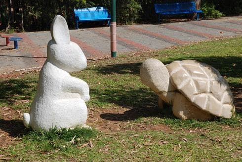 'גן סיפור' הארנב ממושי. עיצוב: ורדה גבעולי, אילן גלבר, 