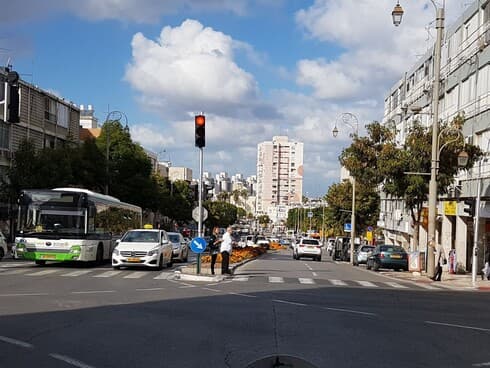 רחוב חיים עוזר פתח תקוה. לעסקים המצולמים אין קשר לכתבה