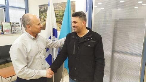 מוטי אלוש וראש העיר אבי אלקבץ 