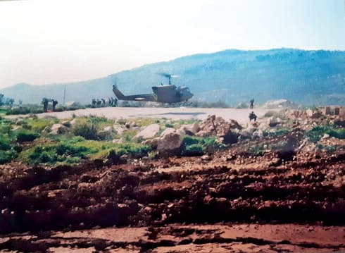 מנחת המסוקים המאולתר בסמוך למוצב | צילום: עמית ברק (מנחת המסוקים המאולתר בסמוך למוצב | צילום: עמית ברק) מנחת המסוקים המאולתר בסמוך למוצב | צילום: עמית ברק