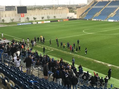 אוהדי הפועל והשחקנים בהודיה הדדית בסיום המשחק (צילום מיינט פ"ת) אוהדי הפועל והשחקנים בהודיה הדדית בסיום המשחק