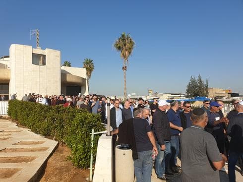 קהל רב במסע הלוויה