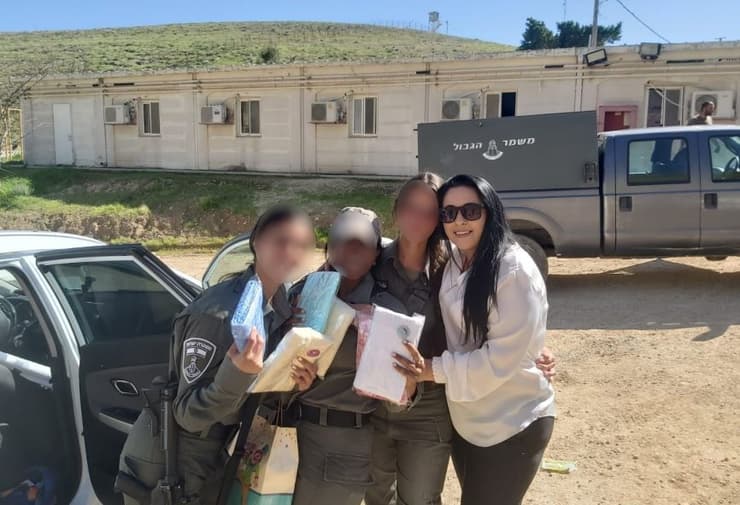 יפית יונה פריג' עם חיילי צה"ל