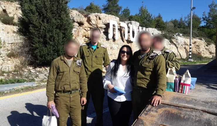 יפית יונה פריג' עם חיילי צה"ל