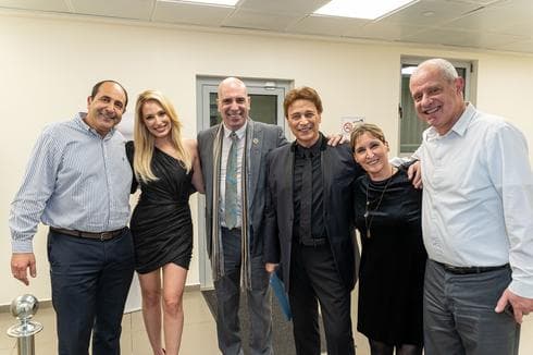 האומנים המשתתפים עם מנכ"לית הרשת 