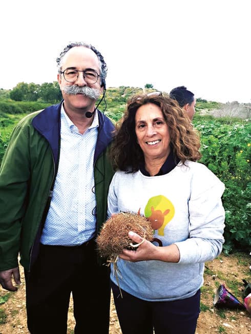 עינת מטלון ונאור ירושלמי עם קיפוד