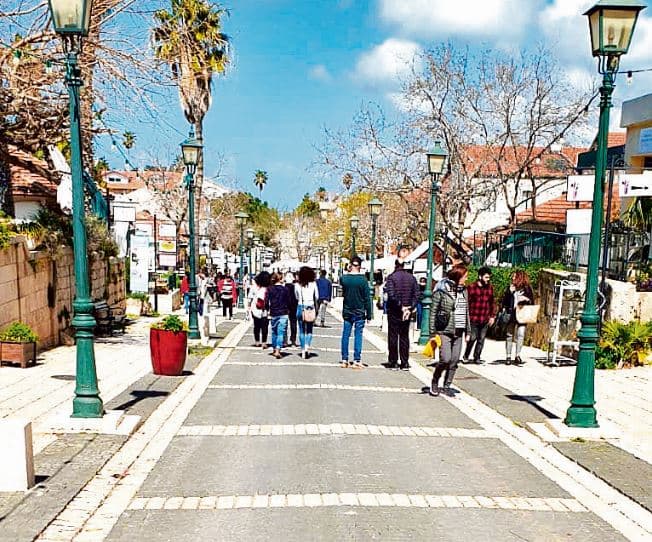 המדרחוב בזכרון יעקב. מנומנם, בלי תיירים מחו"ל